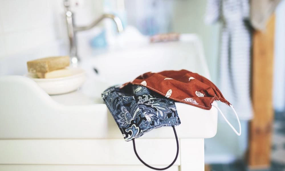 Κορονοϊός: Πώς να φτιάξετε μάσκα από υλικά στο σπίτι σύμφωνα με το CDC